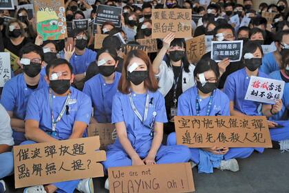 Miles de manifestantes atestaron la zona de salidas del aeropuerto