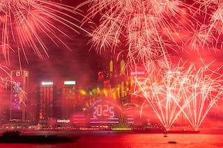 Hong Kong recibe 2026 sin fuegos artificiales tras el incendio más mortal en décadas