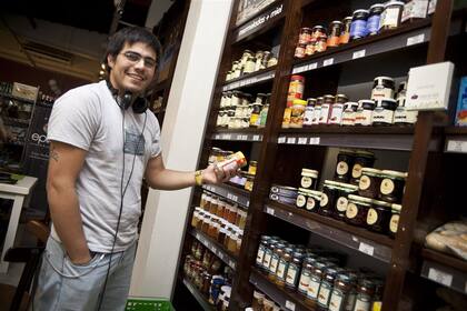 Emiliano Arias compra sano en Natural Deli