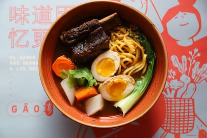 Hóngshāo niúròumiàn, ramen chino de Karina Gao en Gao Resto