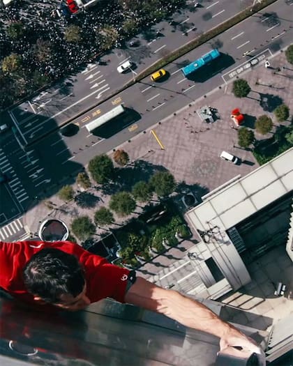 Honnold escaló durante hora y veinte minutosel edificio de 500 metros
