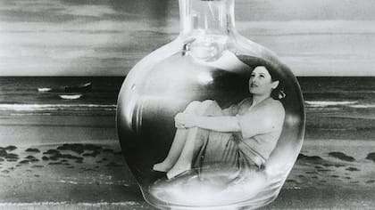 Honorio Delgado se interesó por el psicoanálisis a temprana edad. En la foto, la ilustración "Botella del Mar" creada en 1950 por Grete Stern (Argentina).