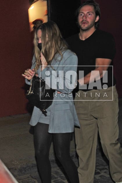 Hopkins escolta a Margot Robbie hasta el auto que habrían pedido por una aplicación para volver al hotel.