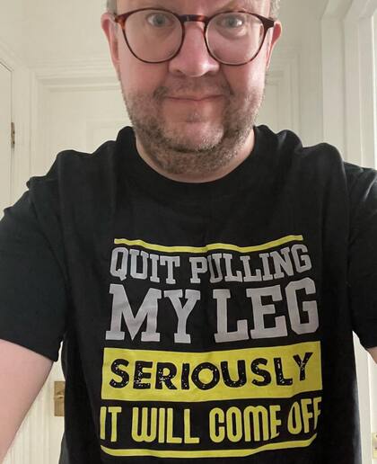 Hopper con una remera que incluye la expresión "deja de tomarme el pelo" cuya traducción literal del inglés es "deja de tirarme de la pierna que se me va a salir"