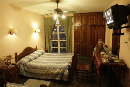 Hora 2. Recién llegado a Santa María, se instala en el mejor hotel disponible y prende la TV para ver qué pasa en Buenos Aires