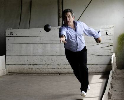 Hora 30. Urribarri juega a las bochas en el centro de jubilados de Arroyo Barú, su pueblo natal