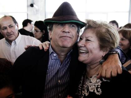 Hora 6. Urribarri posa para la foto con un sombrero típico en Aldea Brasilera, una localidad de descendientes de alemanes