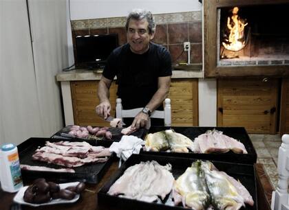 Hora 95. En la residencia del gobernador, en Paraná, Urribarri hace un asado para dos de sus hijos y una decena de colaboradores