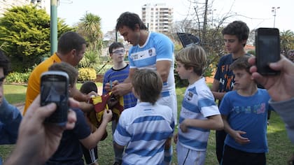 Hora de autógrafos y fotos con jóvenes admiradores, previo a la partida al Mundial
