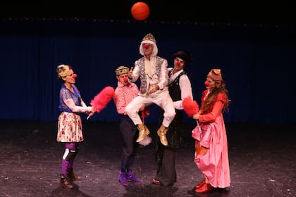 Hora de jugar: Flavia Pereda, Julián Pucheta, Carlos March, Rodrígo Cécere y Vicky Barnfather, en Vivitos y Coleando