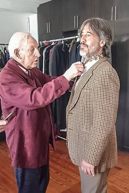 Horace Lannes le prueba el traje que usó Duilio Marzio a Francisco Pesqueira