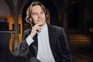 Ganó un premio a los 16 años y comenzó a viajar con las grandes orquestas del mundo