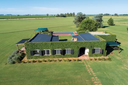 Su rancho, una propiedad de 40 hectáreas en el pueblo donde creció con sus hermanos y primos. Cerca de allí, es dueño, junto con su sobrina Jesús (la única hija de su hermano mellizo, Gonzalo), de un campo de 600 hectáreas donde hace soja y maíz.