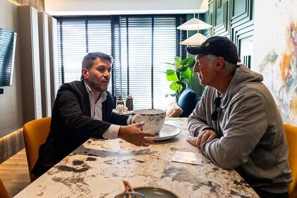 Horacio Cabak junto a Martín Cabral, de Concepto Design Center, en el departamento que su firma ambientó en Experiencia Living junto con la arquitecta Alejandra Roteta.