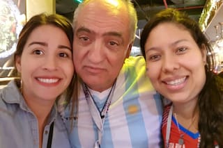 La historia del argentino al que más fotos le piden: un hincha idéntico a Merlí