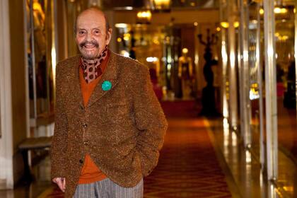 Horacio Ferrer recorre un pasillo del Hotel Alvear, su casa