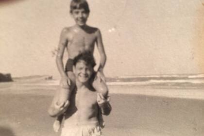 Horacio Ferrer y Daniel Piazzolla en Mar del Plata, en 1956