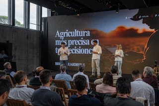 Una marca multinacional presentó híbridos de maíz con tolerancia a la chicharrita, entre otras novedades