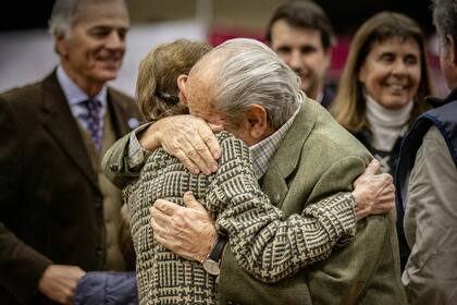 Horacio Gutiérrez, de cabaña Tres Marías, festeja la consagración con el Gran Campeón Hembra del Centenario