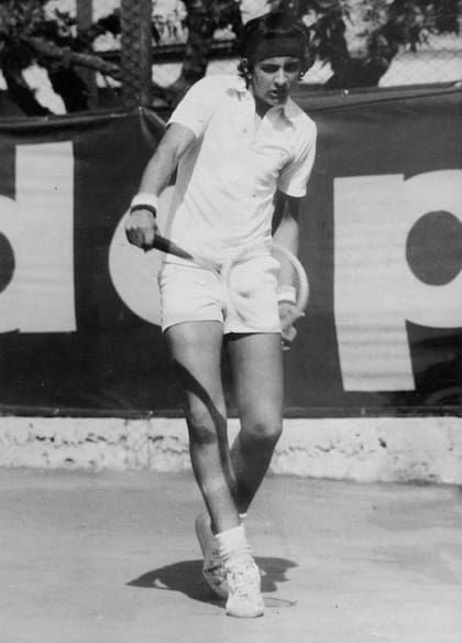Horacio Marín en su versión de tenista, impactando de revés, su mejor golpe