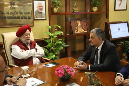 Horacio Marín, presidente de YPF, viajó a India para ampliar el horizonte de negocios de la empresa