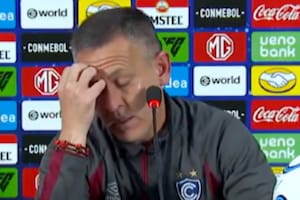El explosivo cruce de un entrenador argentino con los periodistas tras el triunfo de su equipo