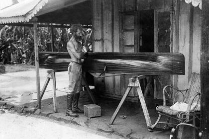 Horacio Quiroga reparando su canoa en la galería de la casa misionera.
