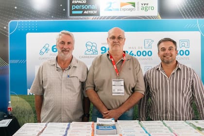 Horacio Repetto, Miguel Mac Maney y Fernando Pérez Eseiza, director de Ingeniería Agronómica de la UCA Sede Buenos Aires, en el stand en Expoagro