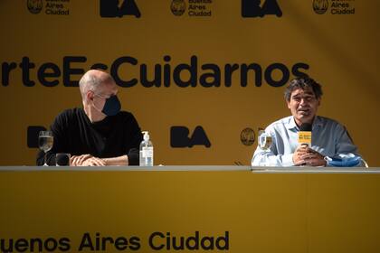 Horacio Rodríguez Larreta, con barbijo, y el ministro de Salud de la ciudad, Fernán Quirós, durante el anuncio de hoy sobre las medidas de prevención para los adultos mayores