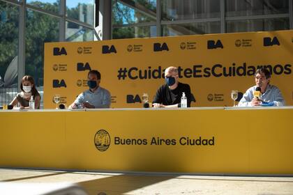 Horacio Rodríguez Larreta, con barbijo, y el ministro de Salud de la ciudad, Fernán Quirós, durante el anuncio de hoy sobre las medidas de prevención para los adultos mayores