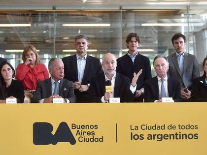 Horacio Rodríguez Larreta, con la gran mayoría de los candidatos a jefe de gobierno porteño