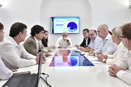 Horacio Rodríguez Larreta encabeza una reunión junto a Hernán Lacunza y el resto de su equipo económico.
