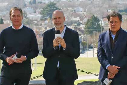 Horacio Rodríguez Larreta, entre Santilli y Manes; el radical se mantuvo al margen de la campaña