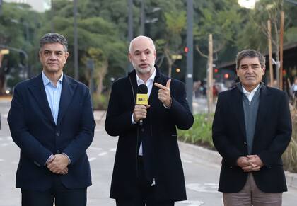 Horacio Rodríguez Larreta (centro) acabó privilegiando la candidatura de Jorge Macri (izquierda) por sobre la de su ministro de Salud Fernán Quirós (derecha)