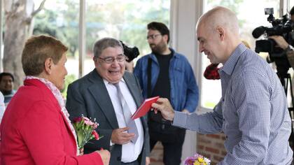 Horacio Rodríguez Larreta les entrega la libreta de casamiento a Felina y Rafael