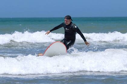 Horacio Rodríguez Larreta practicó surf en Mar del Plata