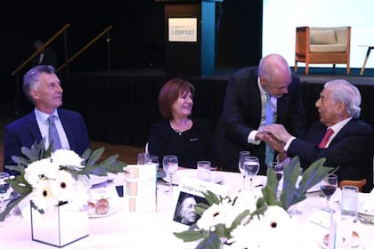 Horacio Rodríguez Larreta saluda a Mario Vargas Llosa en la Cena anual de la Fundación Libertad; lo observan Macri y Patricia Bullrich, que también está en la carrera para 2023
