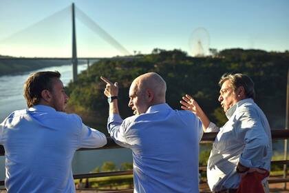 Horacio Rodríguez Larreta visitó Iguazú hace dos semanas. "Cuando uno ve el desarrollo de otras ciudades de la Triple Frontera se quiere matar", graficó, lapidario, sintetizando un sentimiento generalizado en Misiones. Acá en el hito Tres Fronteras observando el segundo puente Foz-Ciudad del Este (Puerto Franco), mientras la Argentina aún se vincula con Paraguay en balsa.