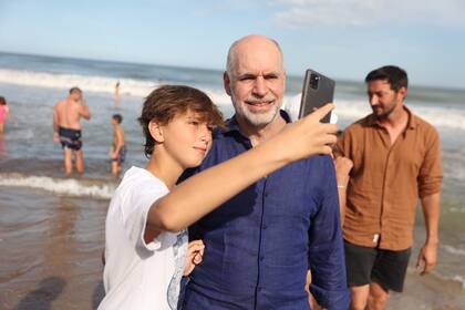 Horacio Rodríguez Larreta visitó Pinamar, dio una conferencia de prensa y luego bajó a la playa para sacarse fotos con los turistas