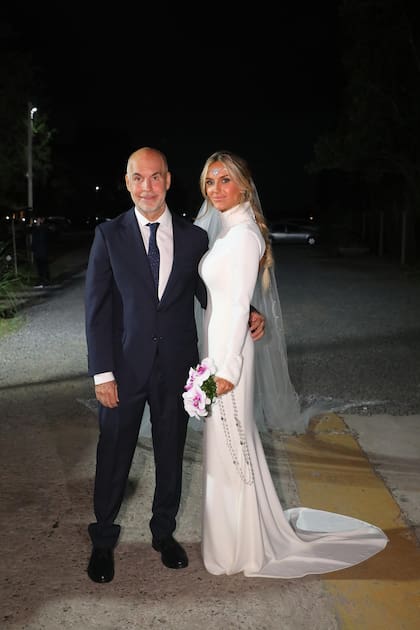 Horacio Rodríguez Larreta y Milagros Maylin, marido y mujer. La novia lució un vestido acorde al clima de la noche. "Muchas gracias, estamos muy contentos, muy felices. La verdad es que relindo todo, con las palabras de los amigos nuestros, hablamos los dos también. Gracias por venir"