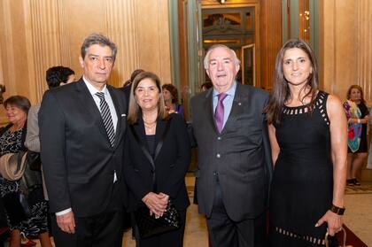 Horacio Rosatti, Ana María Costa de Rosatti, Olegario Tejedor y Marta Perticara de la Asociación de Amigos del Museo Histórico de Santa Fe. 
