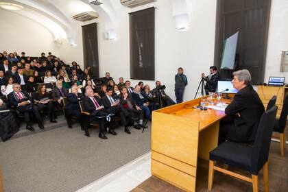 Horacio Rosatti, presidente de la Corte, escuchado por Eduardo Valdés, cercano a Cristina Kirchner
