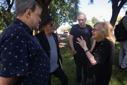 Horacio Tarcus, Emilio Perina, Carlos Cámpora y Josefina Delgado en Plaza Constitución