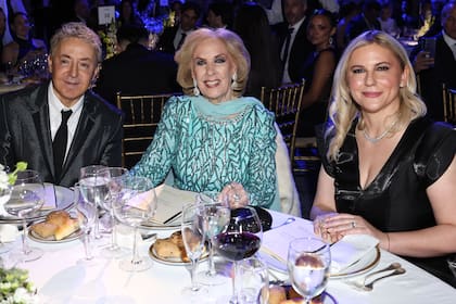Horacio y Soledad Paolini, con Mirtha Legrand, quien recibió el premio de Honor a la Trayectoria: “Una mujer única, incomparable, que ha marcado la televisión, la cultura y la vida de los argentinos como nadie más. Su ejemplo, su vigencia y su generosidad la han convertido en un verdadero ícono, admirada y querida a lo largo de generaciones”, dijeron.