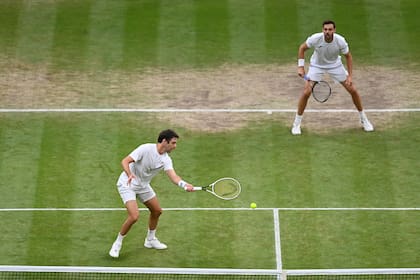 Horacio Zeballos, adelante y Marcel Granollers, en la finalísima frente a los croatas Nikola Mektic y Mate Pavic, en el dobles de Wimbledon 2021