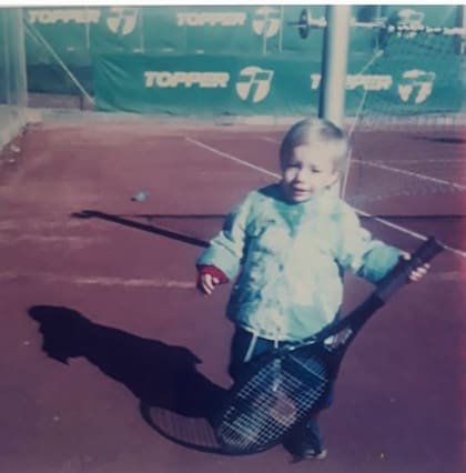 Horacio Zeballos, con menos de dos años de edad, en una cancha del club Edison, de Mar del Plata, creado por su papá