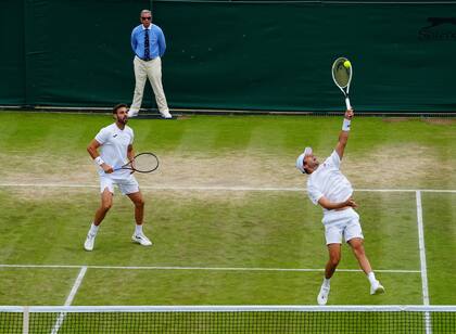 Horacio Zeballos impacta, Marcel Granollers lo cubre: el argentino y el español avanzaron a la final de dobles masculinos en Wimbledon. 