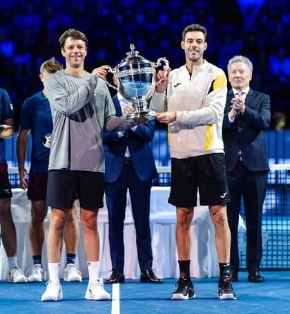 Horacio Zeballos y Marcel Granollers, con el trofeo del ATP 500 de Basilea