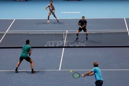 Horacio Zeballos y Marcel Granollers en el match ante el alemán Kevin Krawietz y el rumano Horia Tecau, en Turín.