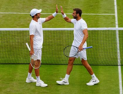 Horacio Zeballos y su compañero, el español Marcel Granollers Pujol, se saludan durante la semifinal de dobles de Wimbledon en la que se impusieron el argentino Máximo González y el italiano Simone Bolelli